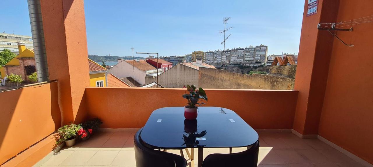 Relax In Lisbon For 4 People With Terrace And Parking Lejlighed Eksteriør billede